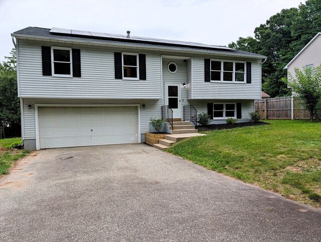 22 Pine Needle Ln, Springfield, MA 01118