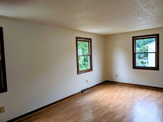 22 Pine Needle Ln, Springfield, MA 01118