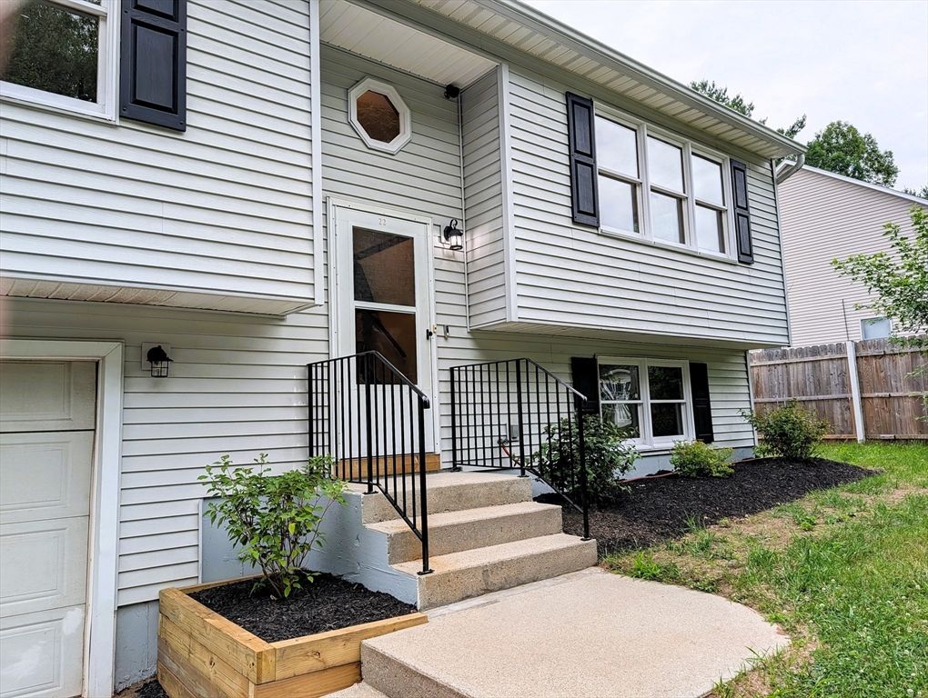 22 Pine Needle Ln, Springfield, MA 01118