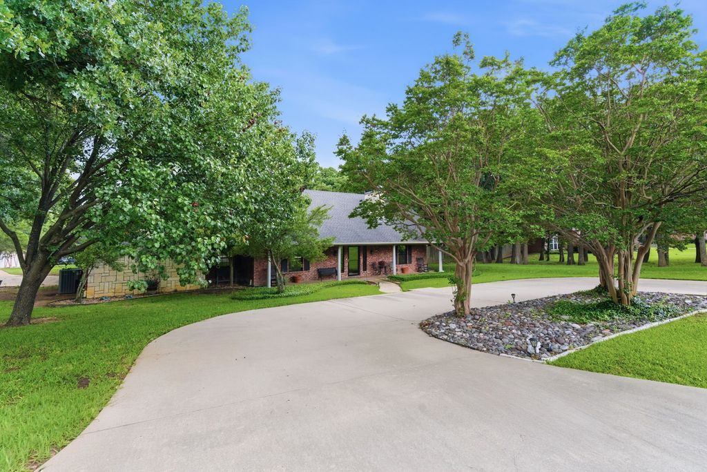 7512 Woodland Drive, Alvarado, TX 76009