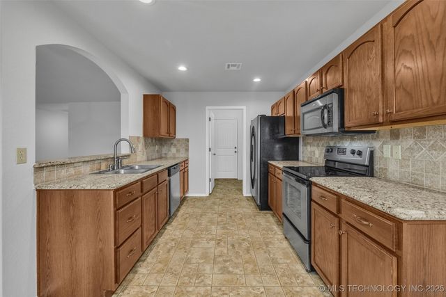 6722 E 129th Street S, Bixby, OK 74008