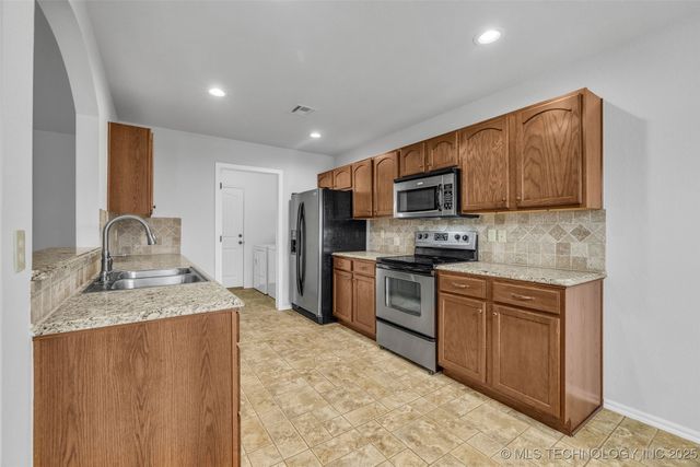 6722 E 129th Street S, Bixby, OK 74008