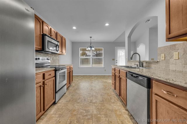 6722 E 129th Street S, Bixby, OK 74008