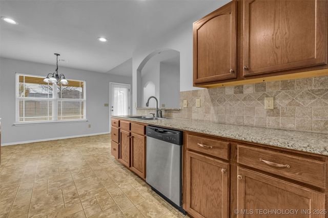 6722 E 129th Street S, Bixby, OK 74008