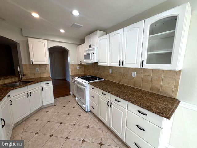 74 KIRKWOOD DR, Newtown, PA 18940