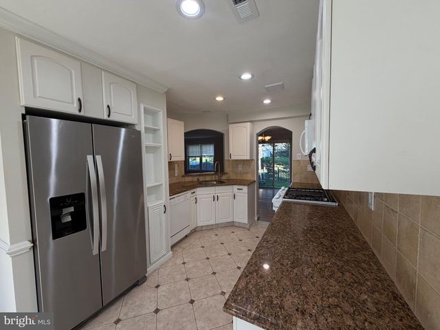 74 KIRKWOOD DR, Newtown, PA 18940