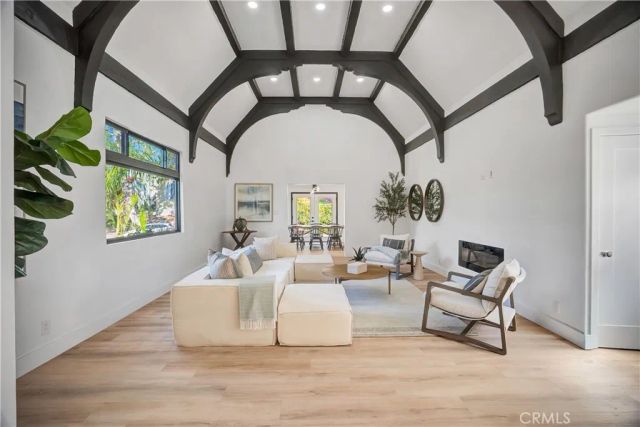 1145 S Longwood, Los Angeles, CA 90019