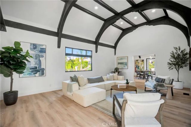 1145 S Longwood, Los Angeles, CA 90019