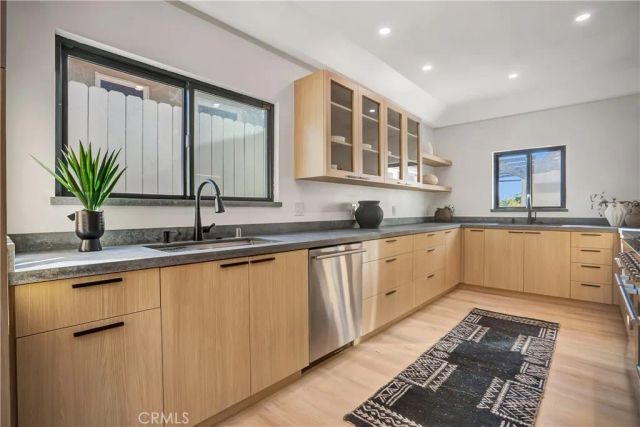 1145 S Longwood, Los Angeles, CA 90019