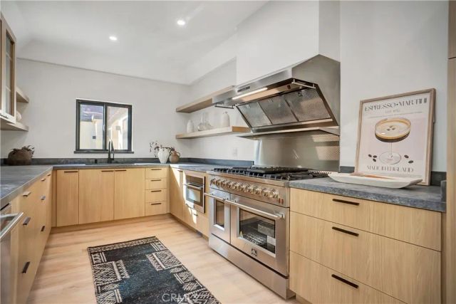 1145 S Longwood, Los Angeles, CA 90019