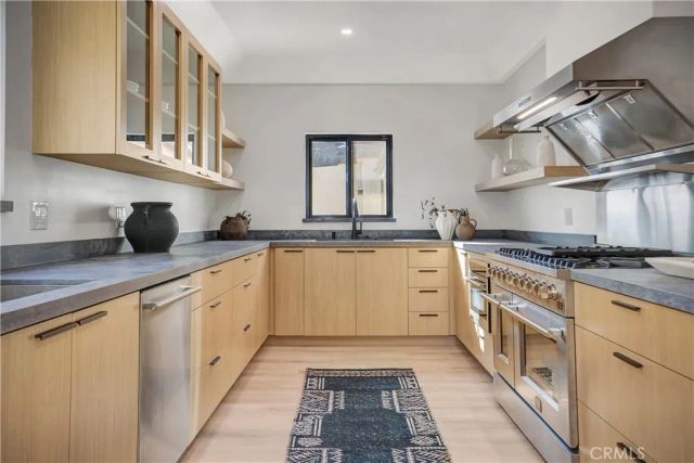 1145 S Longwood, Los Angeles, CA 90019