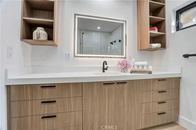 1145 S Longwood, Los Angeles, CA 90019