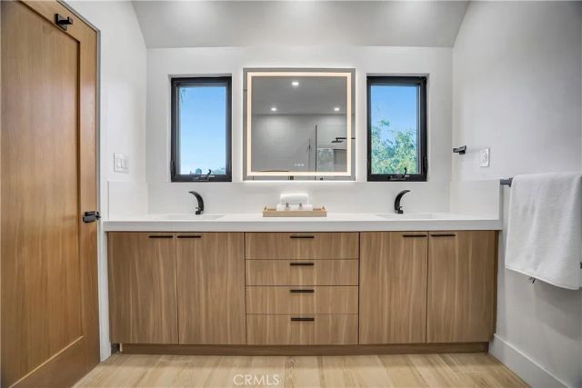 1145 S Longwood, Los Angeles, CA 90019