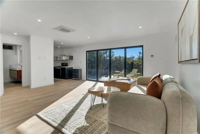 1145 S Longwood, Los Angeles, CA 90019