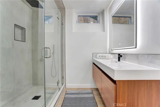 1145 S Longwood, Los Angeles, CA 90019