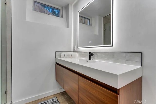 1145 S Longwood, Los Angeles, CA 90019