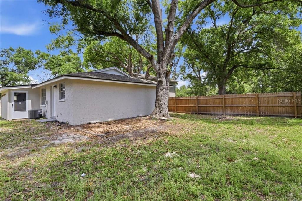 Image 16 of property listing at 1723 E IDELL STREET, Tampa, FL 33604