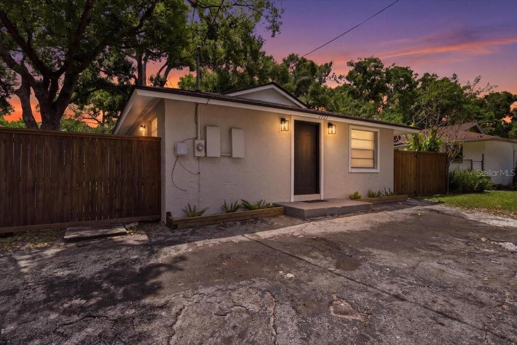 Image 3 of property listing at 1723 E IDELL STREET, Tampa, FL 33604