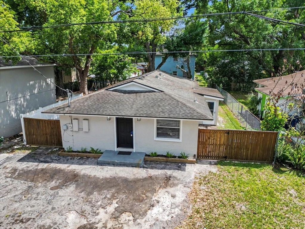 Image 4 of property listing at 1723 E IDELL STREET, Tampa, FL 33604