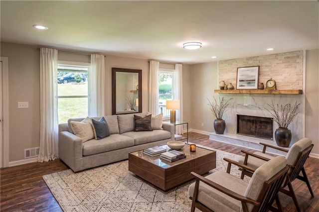 323 Hill Crest Circle, Woodstock, GA 30188