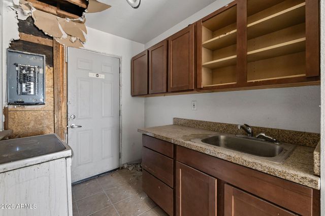 2021 W WASHINGTON Street, Phoenix, AZ 85009