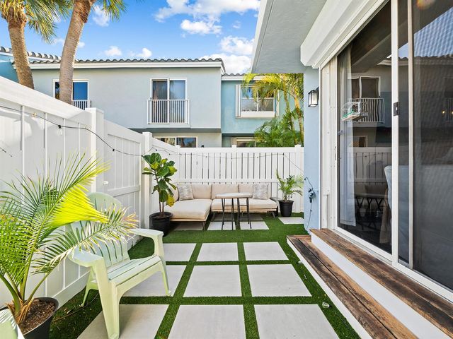 1074 Jeffery Street, Boca Raton, FL 33487