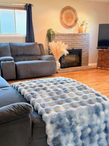 1908 Debonaire Ct, Modesto, CA 95350