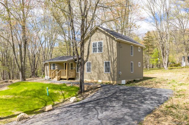 24 Farmingdale Lane, Bloomingburg, NY 12721
