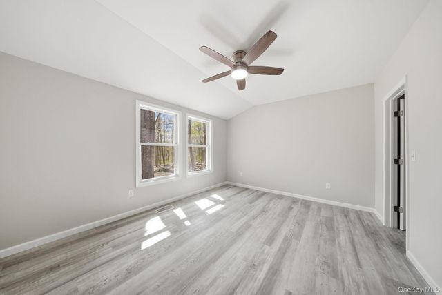 24 Farmingdale Lane, Bloomingburg, NY 12721