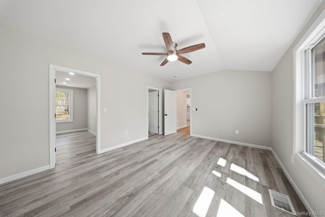 24 Farmingdale Lane, Bloomingburg, NY 12721
