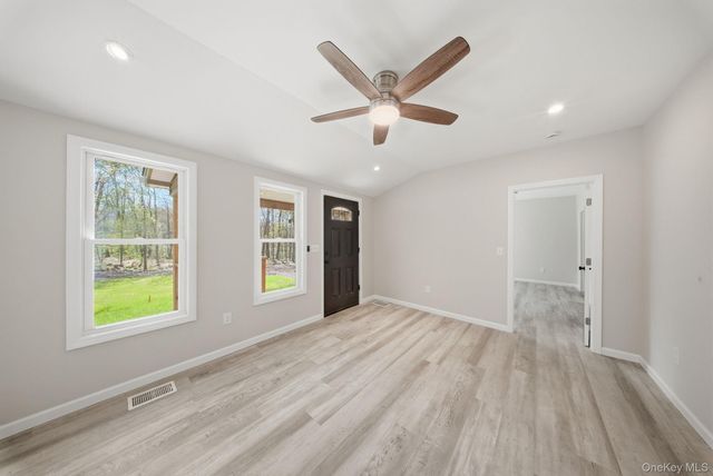 24 Farmingdale Lane, Bloomingburg, NY 12721