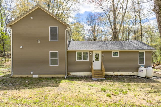 24 Farmingdale Lane, Bloomingburg, NY 12721