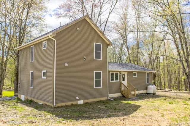 24 Farmingdale Lane, Bloomingburg, NY 12721