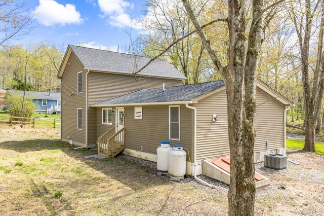 24 Farmingdale Lane, Bloomingburg, NY 12721