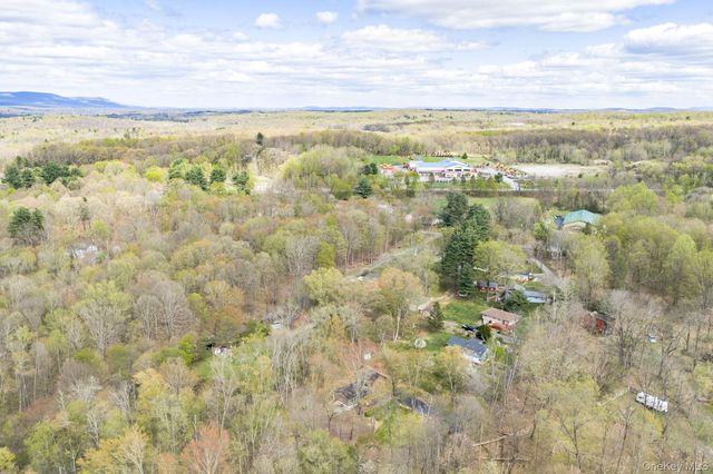 24 Farmingdale Lane, Bloomingburg, NY 12721