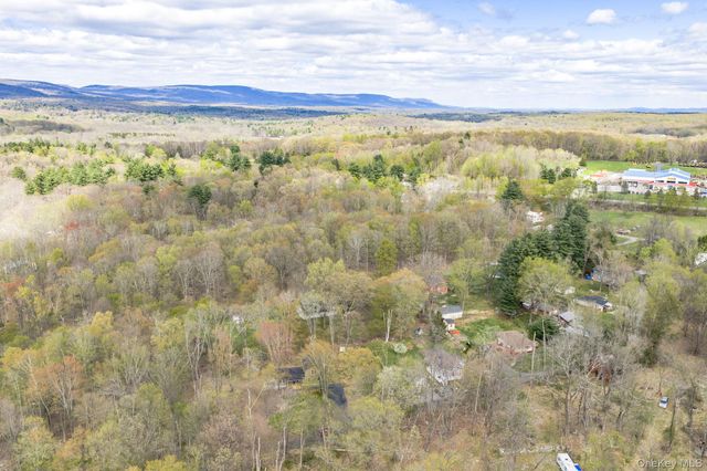 24 Farmingdale Lane, Bloomingburg, NY 12721