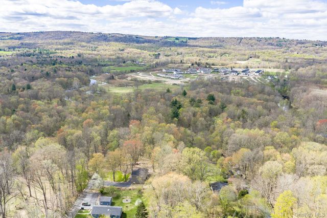 24 Farmingdale Lane, Bloomingburg, NY 12721