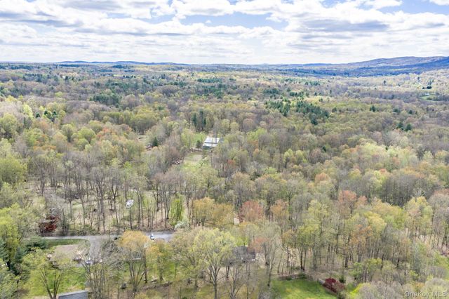 24 Farmingdale Lane, Bloomingburg, NY 12721