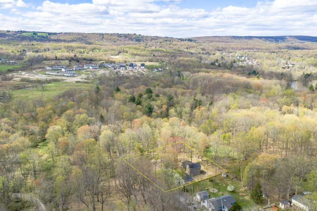 24 Farmingdale Lane, Bloomingburg, NY 12721