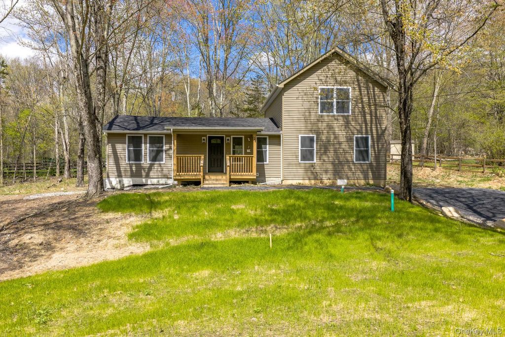 24 Farmingdale Lane, Bloomingburg, NY 12721
