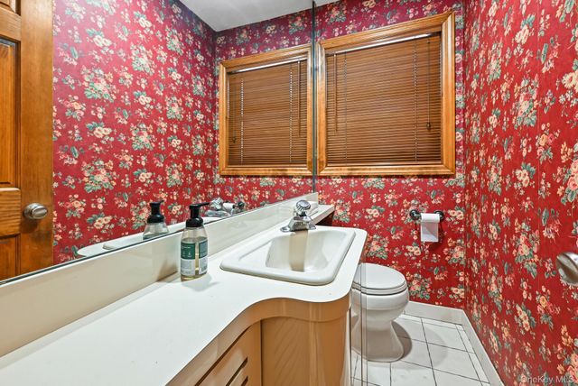 95 Oakdale Lane, East Hills, NY 11577