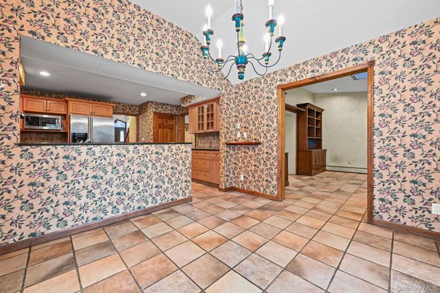 95 Oakdale Lane, East Hills, NY 11577