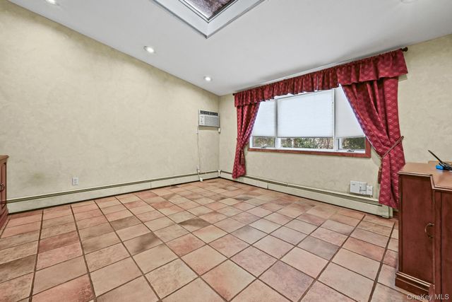 95 Oakdale Lane, East Hills, NY 11577