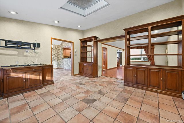 95 Oakdale Lane, East Hills, NY 11577