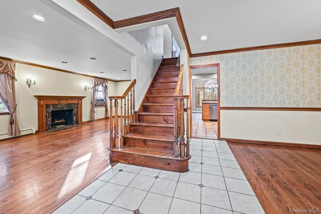 95 Oakdale Lane, East Hills, NY 11577