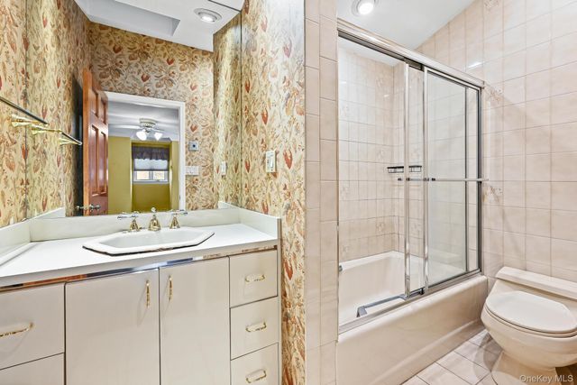 95 Oakdale Lane, East Hills, NY 11577