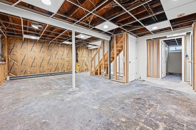 95 Oakdale Lane, East Hills, NY 11577