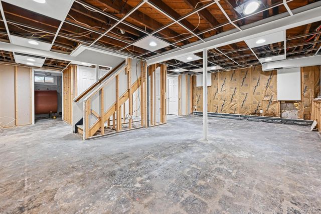 95 Oakdale Lane, East Hills, NY 11577