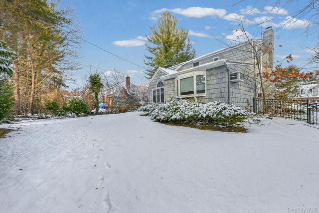 95 Oakdale Lane, East Hills, NY 11577