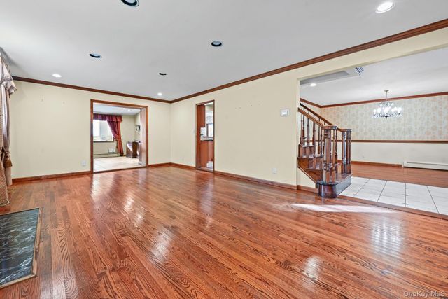 95 Oakdale Lane, East Hills, NY 11577